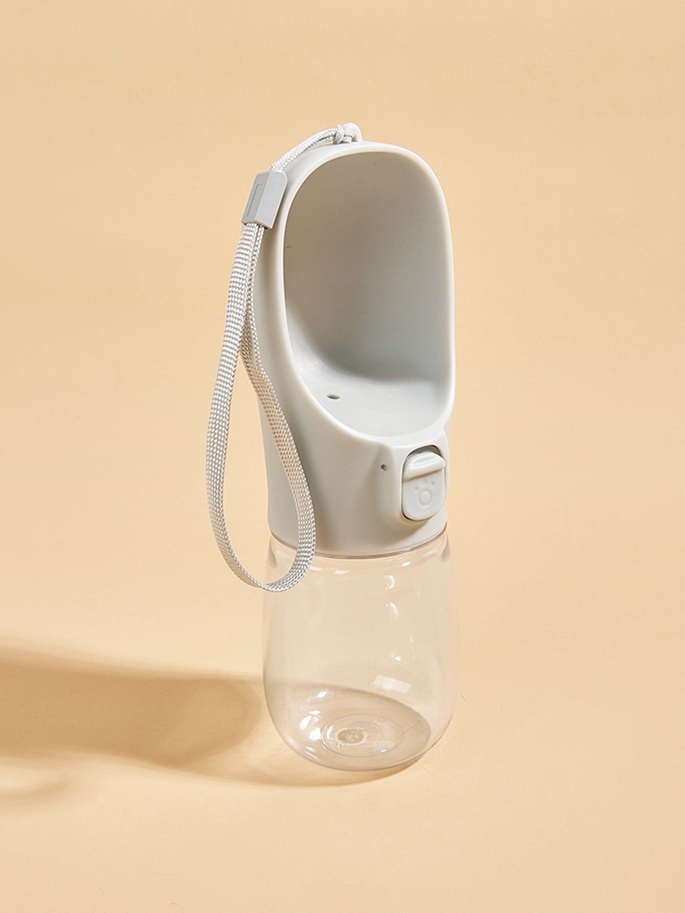 BOTIPET™ es una botella portátil con cuenco integrado, ideal para mantener a tu perro o gato hidratado en cualquier momento.