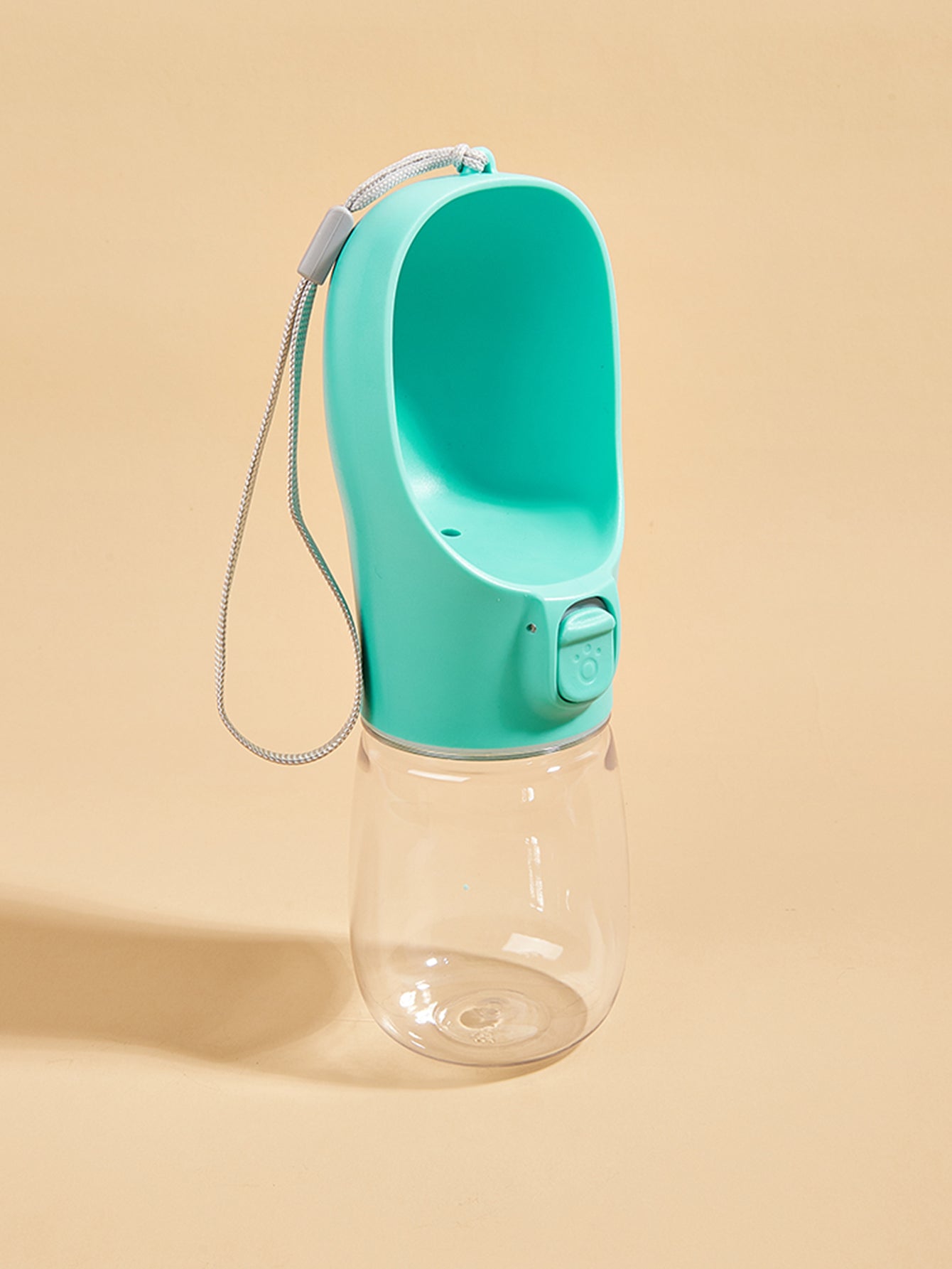 BOTIPET™ es una botella portátil con cuenco integrado, ideal para mantener a tu perro o gato hidratado en cualquier momento.