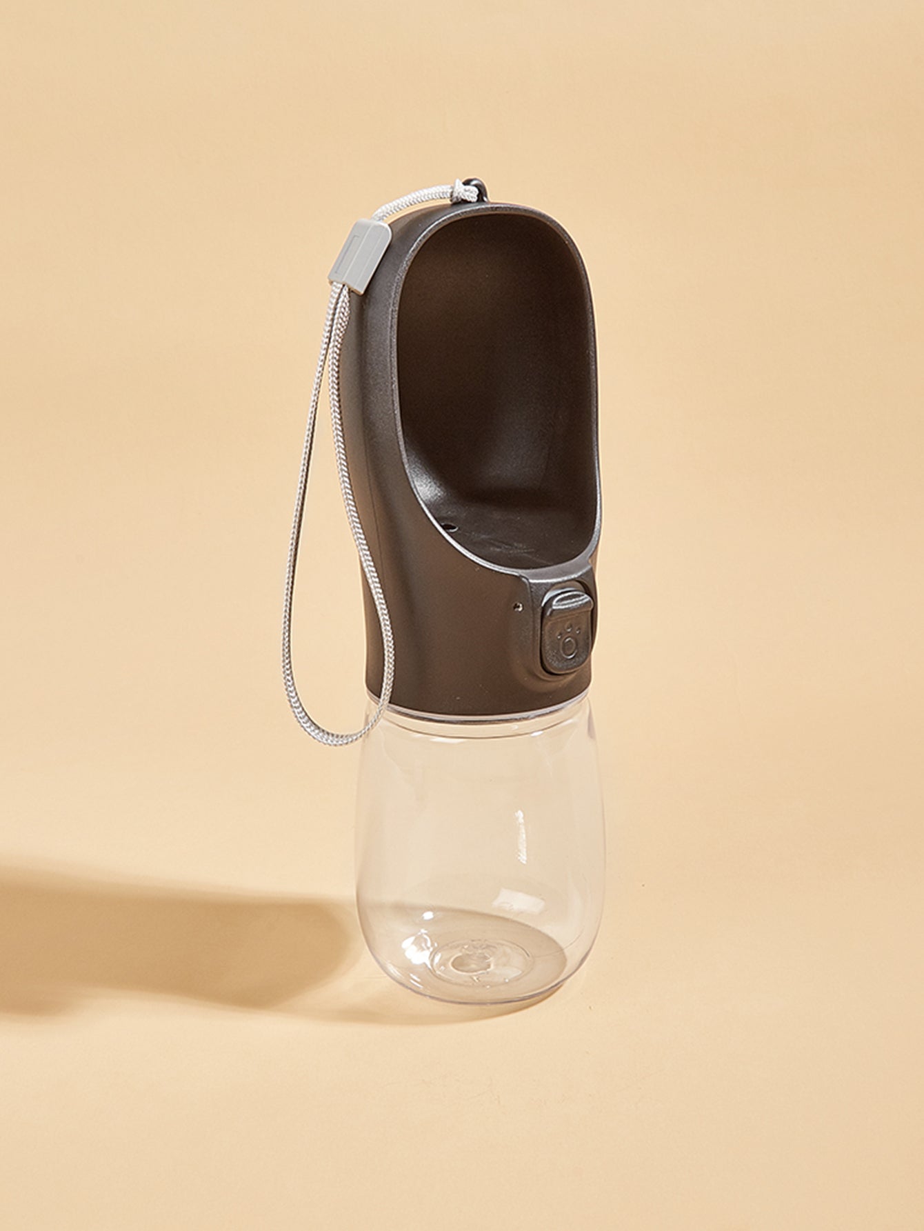 BOTIPET™ es una botella portátil con cuenco integrado, ideal para mantener a tu perro o gato hidratado en cualquier momento.