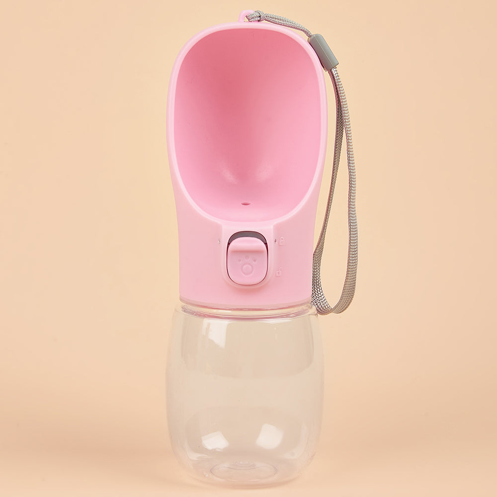 BOTIPET™ es una botella portátil con cuenco integrado, ideal para mantener a tu perro o gato hidratado en cualquier momento.