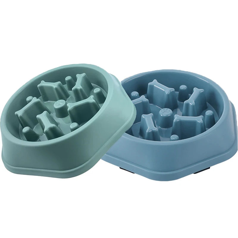 TRAGA™ es un cuenco de alimentación lenta fabricado en plástico resistente, diseñado para reducir la velocidad al comer, evitar atragantamientos y mejorar la salud digestiva de tu perro.