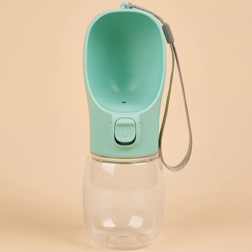 BOTIPET™ es una botella portátil con cuenco integrado, ideal para mantener a tu perro o gato hidratado en cualquier momento.