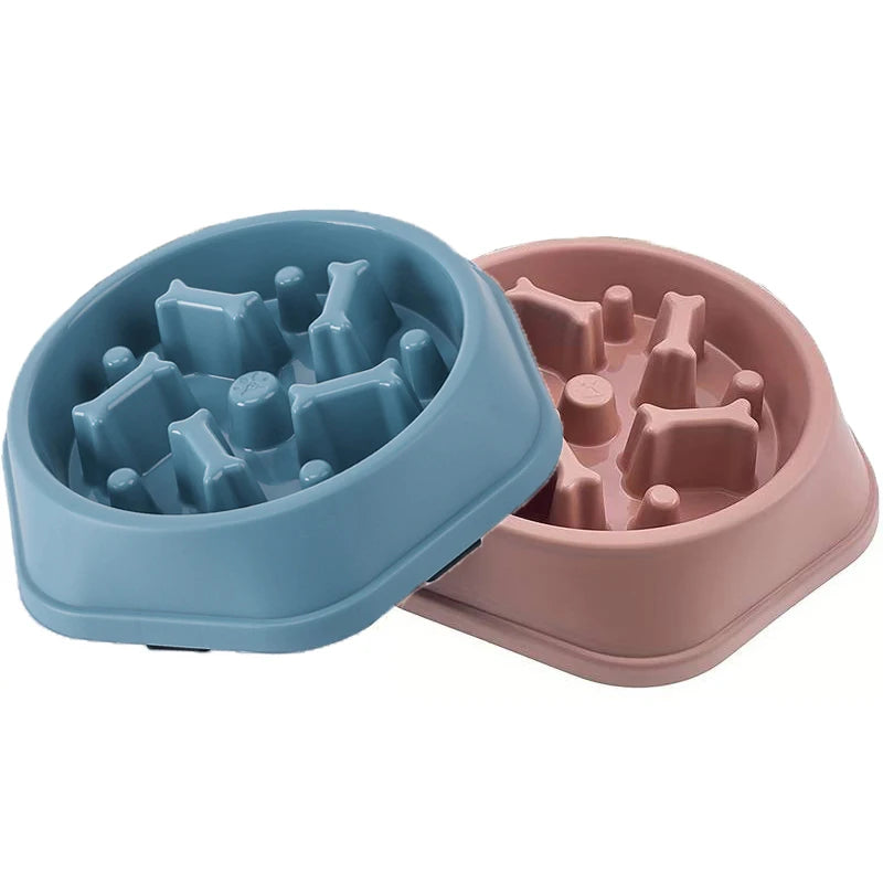 TRAGA™ es un cuenco de alimentación lenta fabricado en plástico resistente, diseñado para reducir la velocidad al comer, evitar atragantamientos y mejorar la salud digestiva de tu perro.
