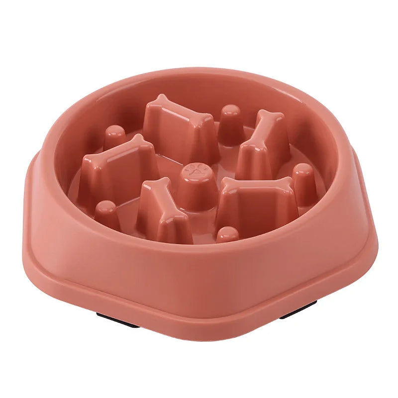 TRAGA™ es un cuenco de alimentación lenta fabricado en plástico resistente, diseñado para reducir la velocidad al comer, evitar atragantamientos y mejorar la salud digestiva de tu perro.