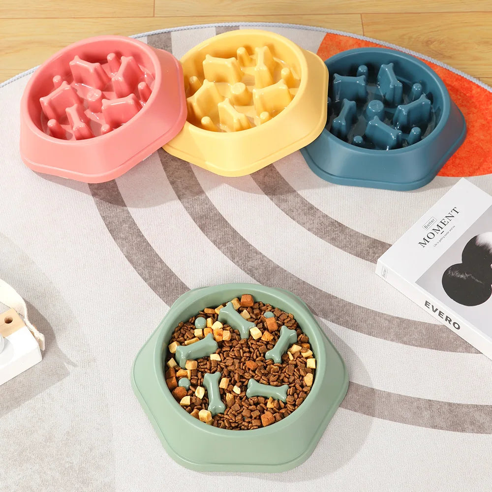 TRAGA™ es un cuenco de alimentación lenta fabricado en plástico resistente, diseñado para reducir la velocidad al comer, evitar atragantamientos y mejorar la salud digestiva de tu perro.