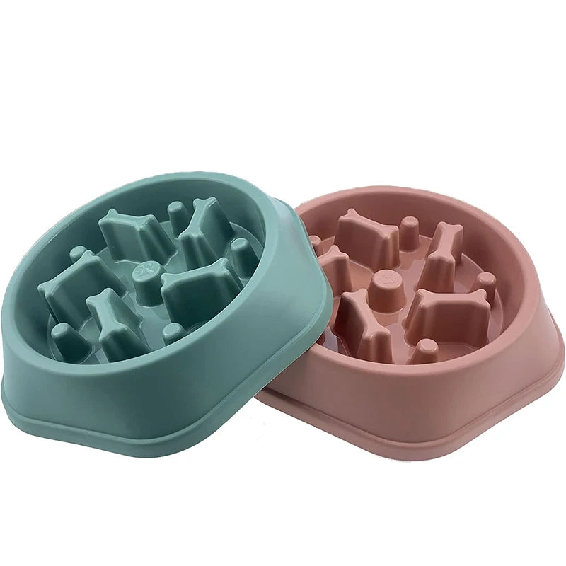 TRAGA™ es un cuenco de alimentación lenta fabricado en plástico resistente, diseñado para reducir la velocidad al comer, evitar atragantamientos y mejorar la salud digestiva de tu perro.