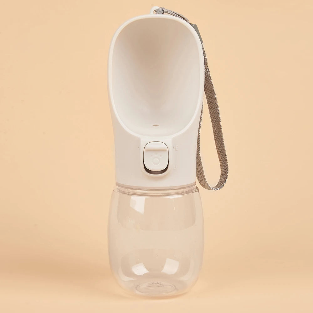 BOTIPET™ es una botella portátil con cuenco integrado, ideal para mantener a tu perro o gato hidratado en cualquier momento.